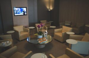 Le salon Première Classe d’Air Algérie à l’Aéroport d’Oran : une expérience inoubliable Visiteurs exploring Air Algerie Premiere Classe lounge in Oran airport
