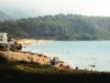 Algérie : la destination favorite des Tunisiens Famille tunisienne en vacances à Alger avec vue sur la mer et les dunes du désert