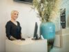 Une nouvelle gérante pour le spa et institut de beauté Marocain de A à Zen ouvre à Vitré – Ouest : un nouvel élan pour la beauté maghrébine en France Nouvelle gérante Marocain spa à Vitré - femme d'affaires en uniforme de spa prenant une pose devant le centre de beauté