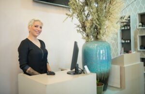 Une nouvelle gérante pour le spa et institut de beauté Marocain de A à Zen ouvre à Vitré – Ouest : un nouvel élan pour la beauté maghrébine en France Nouvelle gérante Marocain spa à Vitré - femme d'affaires en uniforme de spa prenant une pose devant le centre de beauté