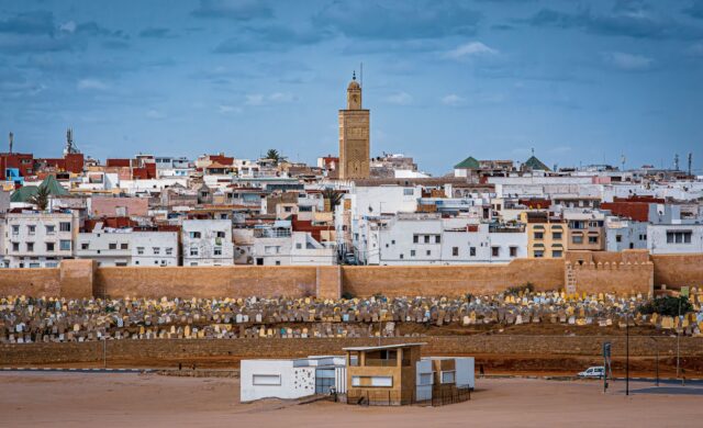 Rabat capitale culturelle arabe Rabat capitale culturelle africaine - vue panoramique de la ville avec le minaret des Hassan