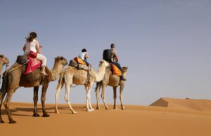 Mobilité durable au Maroc : conseils et modes d’emploi pour un voyage eco-responsable Family exploring sustainable travel options in Morocco