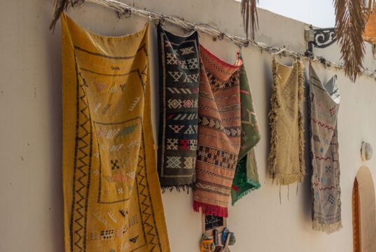 Maroc : Découvrez l’artisanat marocain dans une nouvelle boutique à Nantes – Ouest Maroc Enchanté boutique intérieure avec articles de l'artisanat marocain
