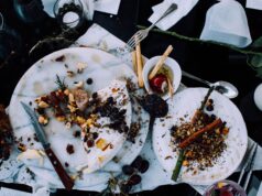 Ragoût marocain : la recette parfaite pour utiliser les restes dans le frigo Famille au dîner autour d'un ragoût marocain avec des restes de cuisine