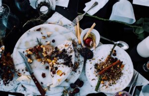 Ragoût marocain : la recette parfaite pour utiliser les restes dans le frigo Famille au dîner autour d'un ragoût marocain avec des restes de cuisine