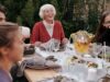 Dar Dou renaît grâce au style et à l’artisanat marocain Famille algérienne jouissant d'un repas de Dar Dou à l'extérieur en plein air au Maroc