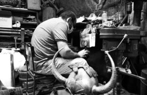 L’artisanat reprend vie au cœur du patrimoine post-Covid-19 à Sousse Artisan travaillant sur un objet traditionnel à Sousse après la crise Covid-19