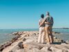 Le paradis des retraités : Vivez trois fois mieux qu’en France à cette ville de Tunisie Retired couple enjoying a sunset view of the Mediterranean sea in Hammamet, Tunisia