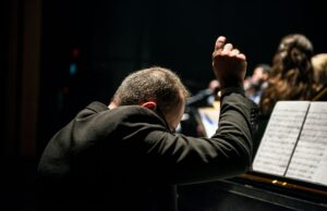 Ima-Yemma : L’orchestre de Chaâbi qui conquerit le cœur des jeunes Ima Yemma performing Chaabi music for a young audience