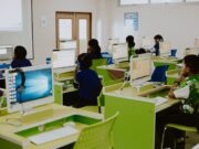 Le système automatisé de détection de l’absence scolaire : qu’il en est-il pour les enfants maghrébins en France ? Enfants maghrébins utilisant leur ordinateur dans un cadre scolaire