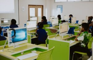 Le système automatisé de détection de l’absence scolaire : qu’il en est-il pour les enfants maghrébins en France ? Enfants maghrébins utilisant leur ordinateur dans un cadre scolaire