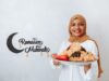 Découvrez les 10 recettes maghrébines à essayer pendant les derniers jours de Ramadan en 2026 Femme maghrébine préparant des recettes de Ramadan en 2026