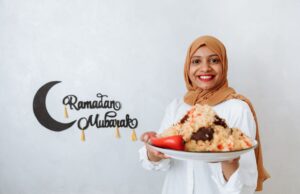 Découvrez les 10 recettes maghrébines à essayer pendant les derniers jours de Ramadan en 2026 Femme maghrébine préparant des recettes de Ramadan en 2026