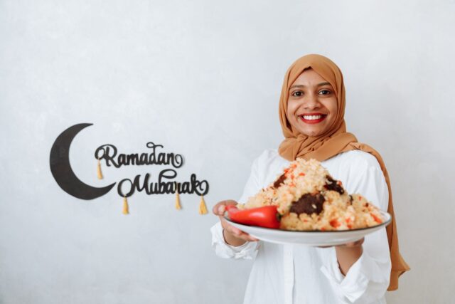 Femme maghrébine préparant des recettes de Ramadan en 2026