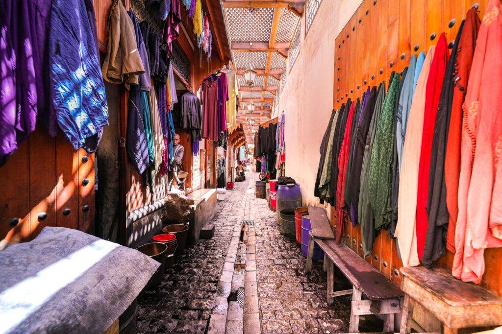 Entre Bab Djedid et Bab Menara : Rania réveille Dar Dou – Mode, beauté et lifestyle marocain
