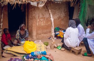 Maroc : enquête révèle les mutations de la société et les changements des habitudes familiales Famille marocaine en discussion autour d'une table de cuisine traditionnelle