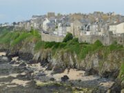 Une nouvelle direction pour le spa De A à Zen en Bretagne : un refuge rejuvenissant pour les lecteurs maghrébins de la diaspora Maghrébin couple dans un spa De A à Zen en Bretagne, paix et repos