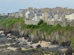 Une nouvelle direction pour le spa De A à Zen en Bretagne : un refuge rejuvenissant pour les lecteurs maghrébins de la diaspora Maghrébin couple dans un spa De A à Zen en Bretagne, paix et repos