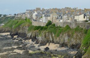 Une nouvelle direction pour le spa De A à Zen en Bretagne : un refuge rejuvenissant pour les lecteurs maghrébins de la diaspora Maghrébin couple dans un spa De A à Zen en Bretagne, paix et repos