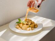 Magnésium : le minéral qu’il faut dans votre assiette algérienne Famille algérienne à table avec plat de couscous, feuilles de menthe et citron