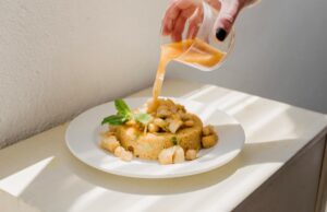 Magnésium : le minéral qu’il faut dans votre assiette algérienne Famille algérienne à table avec plat de couscous, feuilles de menthe et citron