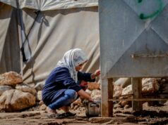 Guide pratique pour la préparation sanitaire et réglementaire pour la Fête musulmane du sacrifice (Aïd el-Kébir) en 2026 Famille maghrébine préparant l'Aïd el-Kébir avec les ingrédients et la tenue traditionnelle