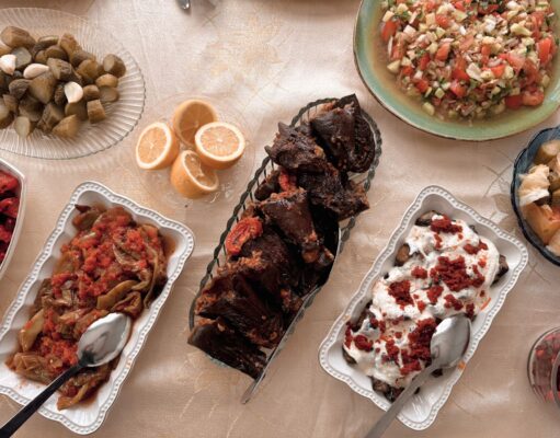 Prête en 5 minutes chrono : découvrez notre salade marocaine idéale pour les apéros ou les repas familiaux Famille réunie autour d'une table avec salade marocaine idéale pour apéros ou repas familiaux