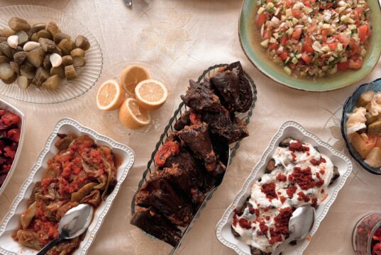 Prête en 5 minutes chrono : découvrez notre salade marocaine idéale pour les apéros ou les repas familiaux Famille réunie autour d'une table avec salade marocaine idéale pour apéros ou repas familiaux