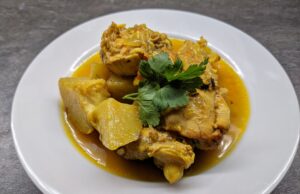Ragoût marocain aux patates douces et poulet : une recette économique et délicieuse avec des restes dans le frigo Ragoût marocain aux patates douces et poulet, plat délicieux servi sur une assiette