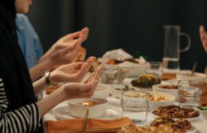 Recettes maghrébines authentiques : Découvrir ou répéter les meilleures recettes pour les 10 derniers jours de Ramadan Fidèle de diaspora maghrébine répétant une authentique recette maghrébine autour d'une table avec sa famille pendant le derni