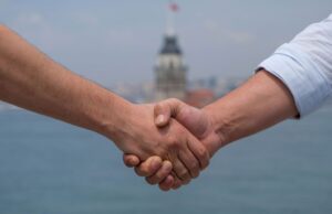 Les relations Alger-Tachkent reprennent : un nouvel élan pour la coopération entre les deux capitales Meeting between Algerian and Kyrgyz officials discussing renewed relations