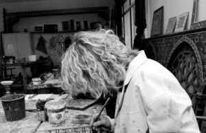 L’upcycling marocain : comment la mode traditionnelle devient art de vivre Femme marocaine en train de créer une tenue de mode avec des tissus traditionnels upcyclés