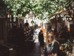 Le commerce indépendant de mode marocain obtient son label : une nouvelle ère pour la mode maghrébine Marocaine présentant des vêtements de mode indépendants