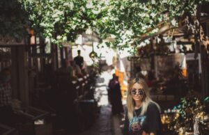Le commerce indépendant de mode marocain obtient son label : une nouvelle ère pour la mode maghrébine Marocaine présentant des vêtements de mode indépendants
