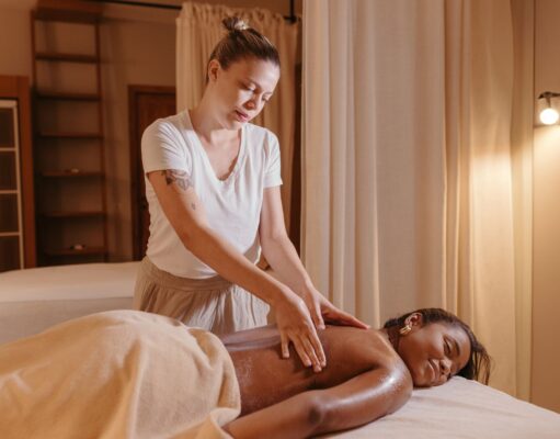 Nouvelle gérante pour De A à Zen : Un changement invigorant notre spa et institut de beauté à Vitré nouvelle gerante avec des clients dans un spa de beauté à Vitré