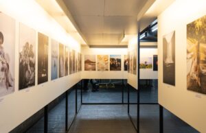 Dar Dou : un nouvel espace culturel marocain à Rania Dar Dou, un espace culturel marocain à Rania avec des visiteurs explorant une exposition d'art marocain