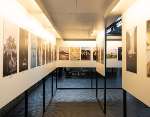 Dar Dou : un nouvel espace culturel marocain à Rania Dar Dou, un espace culturel marocain à Rania avec des visiteurs explorant une exposition d'art marocain