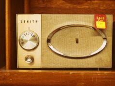 Retro Cassetta en concert à Rennes : Un rendez-vous incontournable pour les passionnés de musique marocaine Retro Cassetta en concert au Zénith de Rennes, un DJ marocain avec son public
