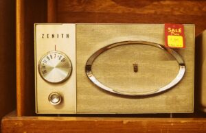 Retro Cassetta en concert à Rennes : Un rendez-vous incontournable pour les passionnés de musique marocaine Retro Cassetta en concert au Zénith de Rennes, un DJ marocain avec son public