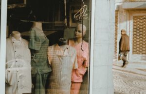 Découvrez la nouvelle boutique marocaine de Nantes : un nouvel espoir pour le patrimoine artisanal marocain en France Maroccan boutique in Nantes featuring traditional Moroccan brocade, ceramics, and jewelry