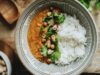 Recettes végétariennes maghrébines pour Ramadan 2026 : 20 idées à essayer une assiette de harira avec diverses garnitures et des citrons