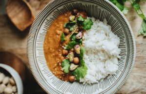 Recettes végétariennes maghrébines pour Ramadan 2026 : 20 idées à essayer une assiette de harira avec diverses garnitures et des citrons