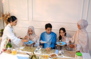 20 recettes végétariennes et veganes pour célébrer le Ramadan Family enjoying vegetarian and vegan Ramadan dishes with traditional Maghrebian aromas and colors