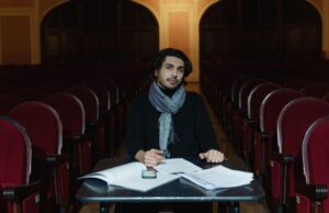 Abdelmadjid Meskoud, la voix éternelle du chaâbi algérien est décédée Abdelmadjid Meskoud, la voix éternelle du chaâbi algérien en train de chanter sur scène