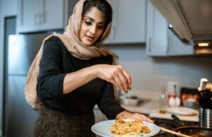Carême et Ramadan : Cuisine partagée entre les chrétiens et les musulmans Chrétiens et musulmans partageant une cuisine traditionnelle maghrébine pendant le carême et le ramadan