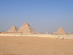 Maroc vs Égypte : tourisme en guerre pour le meilleur des destinations d’été Maroc vs Egypt tourism battle: beautiful beaches, bustling markets, and historic sites compared
