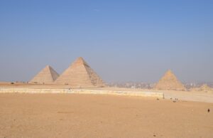 Maroc vs Égypte : tourisme en guerre pour le meilleur des destinations d’été Maroc vs Egypt tourism battle: beautiful beaches, bustling markets, and historic sites compared