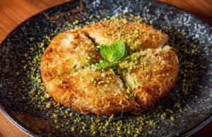 Trileçe, la recette virale délicieuse du dessert gourmand de Ramadan 2026 Trileçe gourmand dessert à la table de famille en vacances pendant Ramadan 2026