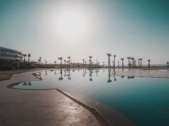 Le Maroc Poursuit sa Croissance Touristique avec 7,7 Millions de Visiteurs : Une nouvelle étape vers la prospérité Famille touriste dans le Maroc en vacances, visite d'un monument