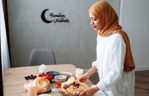 Ramadan 2026 : Préparer Àvance 10 Recettes Traditionnelles – Pour nos lecteurs maghrébins de la diaspora Family preparing traditional Ramadan recipes from the Maghreb for diaspora